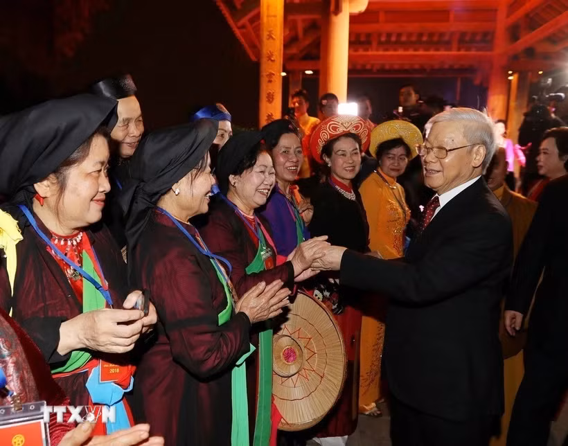 Tổng Bí thư Nguyễn Phú Trọng không ít lần gặp mặt, nói chuyện và có những chỉ đạo sâu sát về sự nghiệp giữ gìn, xây dựng và phát triển văn hóa. Người đứng đầu Đảng ta luôn ân cần hỏi thăm sức khỏe, công việc và có những nhắn nhủ vô cùng giản dị, thân thiết nhưng đầy sâu sắc tới văn nghệ sĩ. Trong ảnh, Tổng Bí thư Nguyễn Phú Trọng đang thăm hỏi và chúc Tết các văn nghệ sĩ năm 2018. Ảnh: TTXVN.