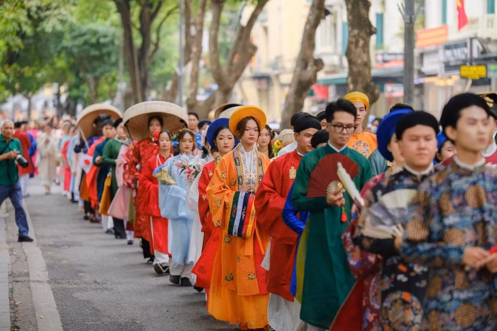 Cổ phục Việt ngày càng được giới trẻ quan tâm, đón nhận.