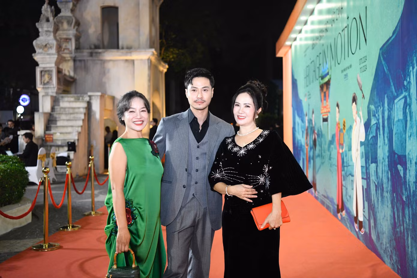 Thảm đỏ Lễ bế mạc và trao giải HANIFF 2024 cũng đón chào nhiều nghệ sĩ nổi tiếng trên màn ảnh của Việt Nam. Diễn viên Tú Oanh, Thanh Sơn và NSƯT Nguyệt Hằng cùng sải bước trên thảm đỏ.