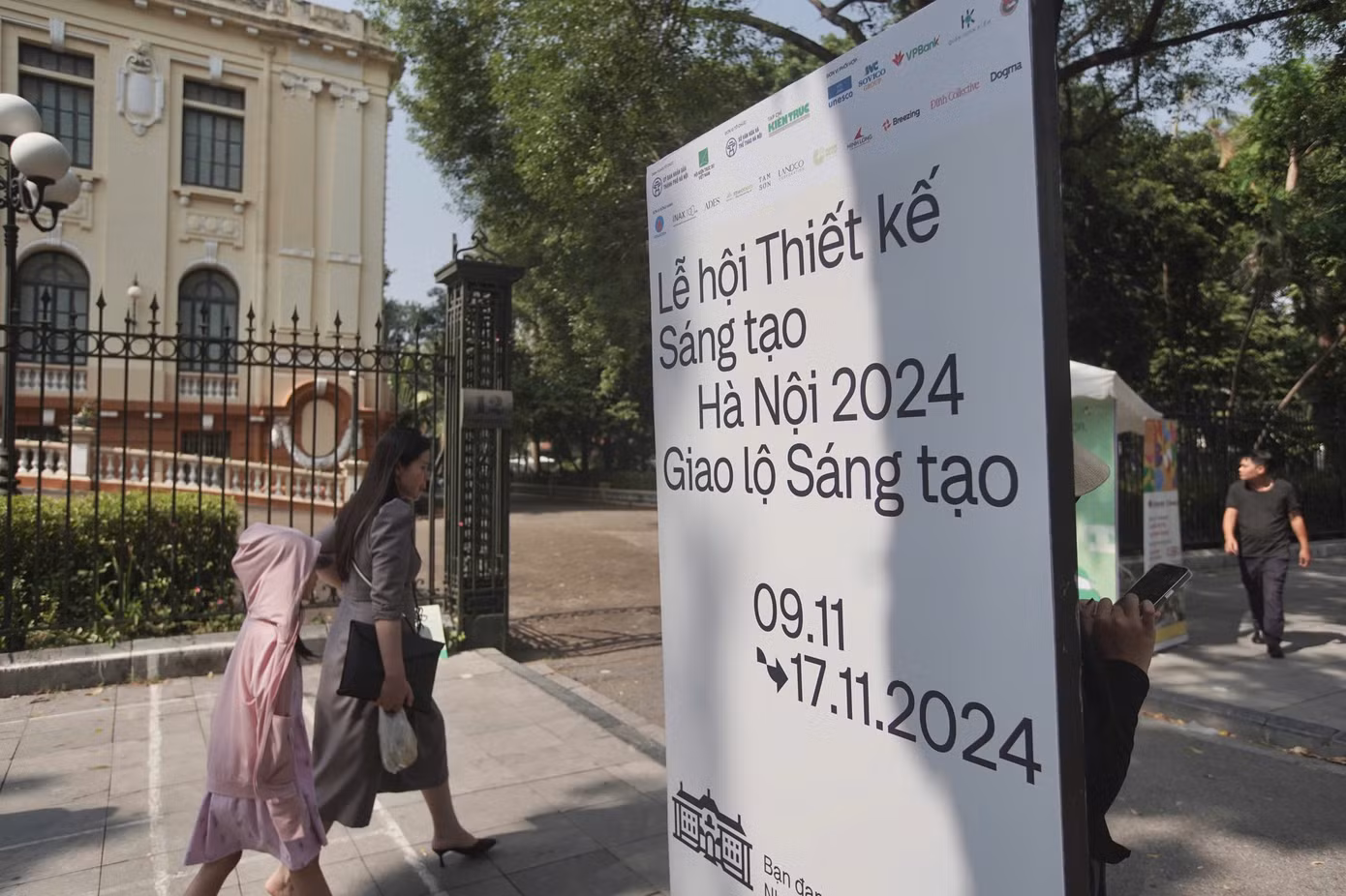Tòa nhà Bắc Bộ Phủ - nơi từng là Dinh Thống sứ Bắc Kỳ rồi Phủ Khâm sai Bắc Kỳ, ghi dấu cuộc Tổng khởi nghĩa giành chính quyền đầu tiên tại Hà Nội năm 1945, Giải phóng Thủ Đô năm 1954 được biến hóa thành một không gian sáng tạo đặc biệt.