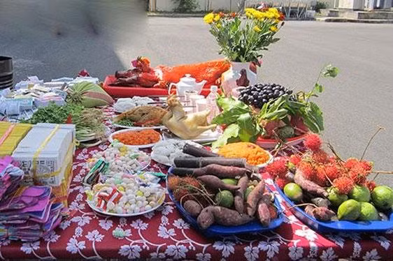 Mâm cúng chúng sinh thường có bỏng, ngô, khoai lang luộc, trứng luộc, kẹo bánh, cháo hoa. Vàng mã, tiền giấy, quần áo chúng sinh...