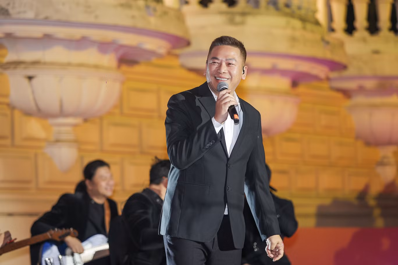 Nghệ sĩ Bách Nguyễn mang đến Chú voi con ở bản Đôn với bản phối mới khuấy động không gian Vườn âm nhạc tối 3/3.