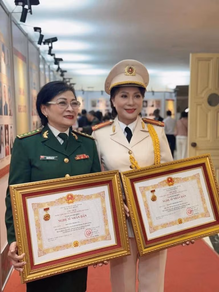 Nghệ sĩ Hương Dung (trái) được trao danh hiệu NSND dịp này. Nghệ sĩ Hương Dung (trái) được trao danh hiệu NSND dịp này.