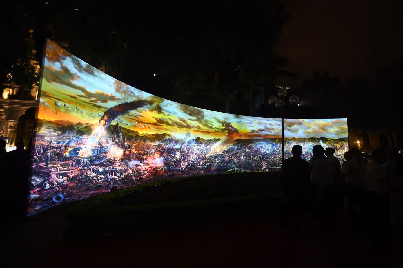 Chương trình trình chiếu 3D mapping bức tranh panorama Chiến dịch Điện Biên Phủ được chia thành 4 trường đoạn và phát đi phát lại liên tục trong suốt ca chiếu. Bốn trường đoạn gồm Toàn dân ra trận, Khúc dạo đầu hùng tráng, Cuộc đối đầu lịch sử, Khúc khải hoàn mừng chiến thắng.