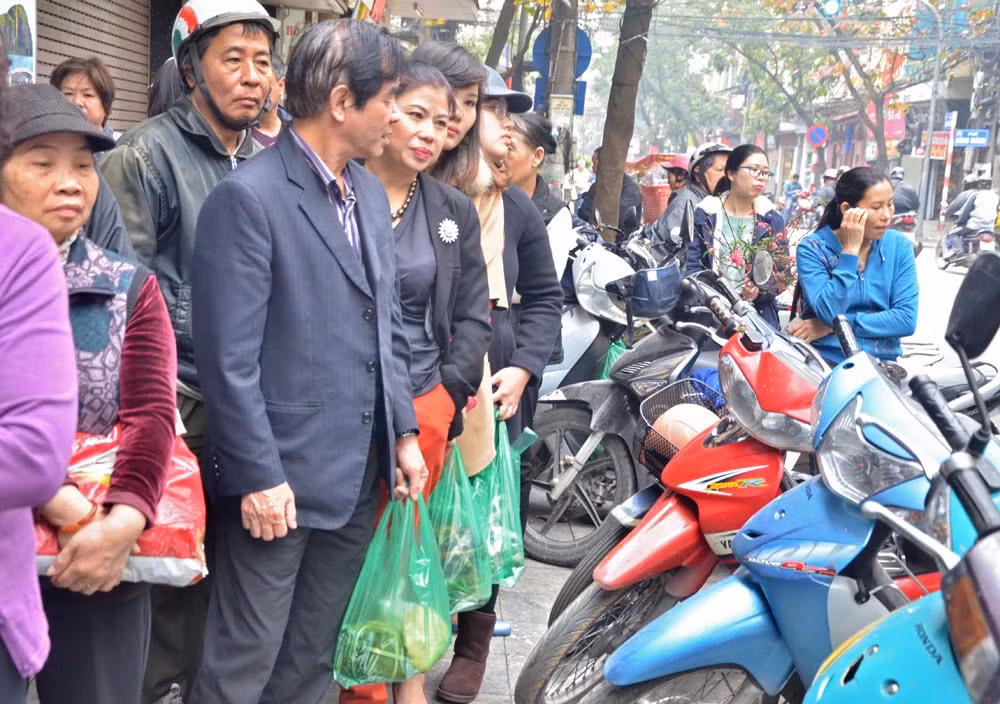 Hà Nội: Hết xếp hàng mua bánh chưng lại đến giò Tết ảnh 6