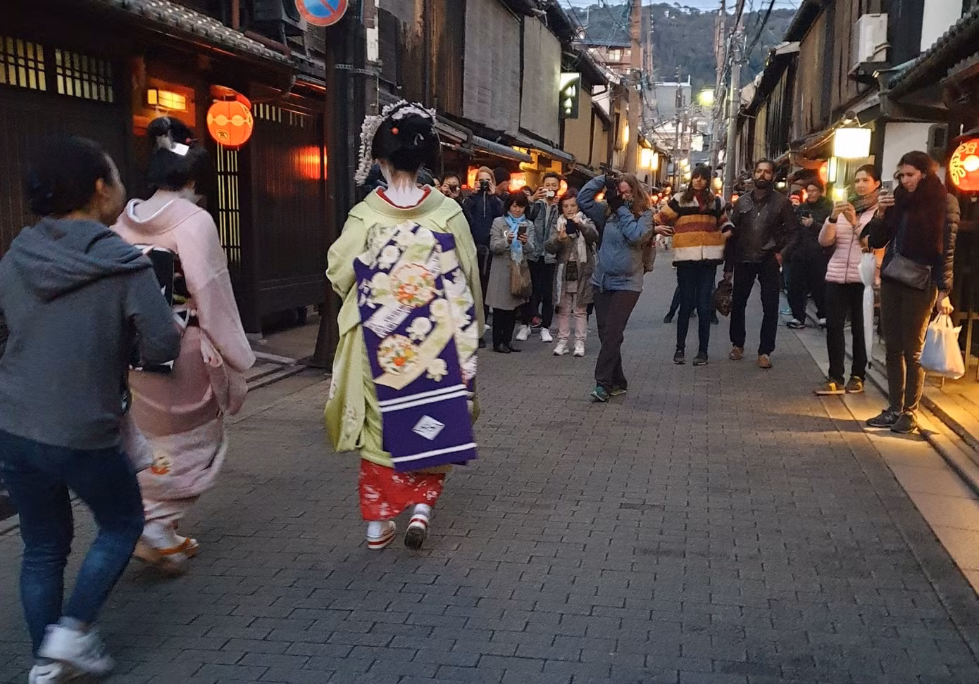 Du khách đuổi theo, ồ ạt chụp ảnh geisha trên đường phố Kyoto.