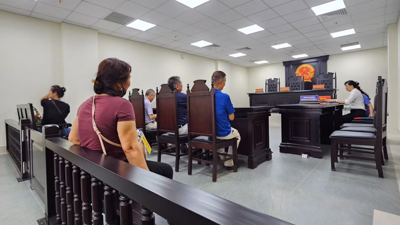 Phiên tòa xét xử vụ án hành chính về yêu cầu hủy “sổ đỏ” đã cấp tại số nhà 27A Đê La Thành, phường Ô Chợ Dừa (quận Đống Đa, Hà Nội) liên quan đến vụ người chết vẫn ký xác nhận đất đai diễn ra sáng 29/5 bị hoãn, do một người có quyền lợi và nghĩa vụ liên quan vụ án mới đây bị mất.