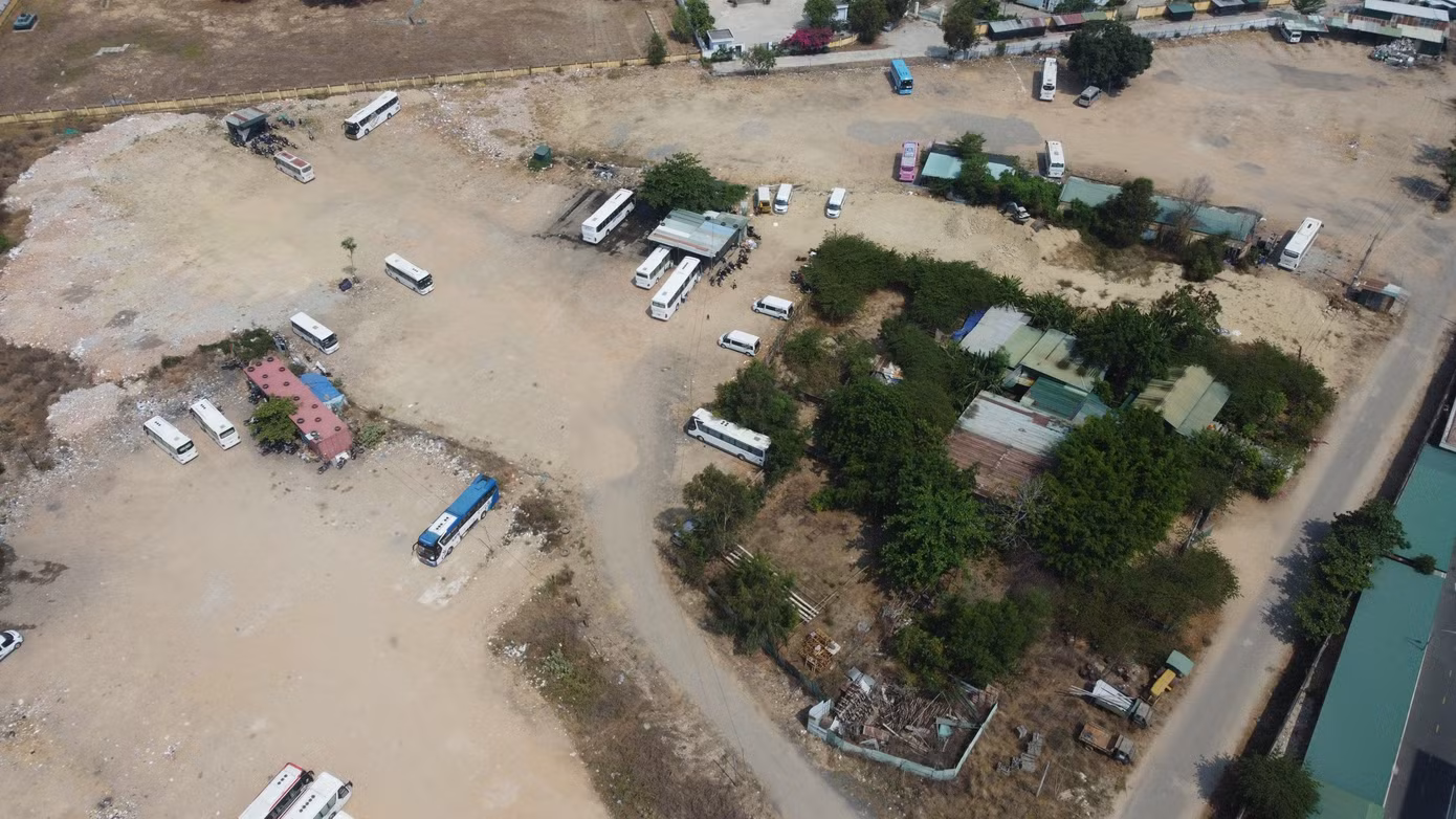 Bãi giữ xe trái phép xuất hiện trên khu đất Sân bay Nha Trang cũ. Ảnh: L.H. Bãi giữ xe trái phép xuất hiện trên khu đất Sân bay Nha Trang cũ. Ảnh: L.H.