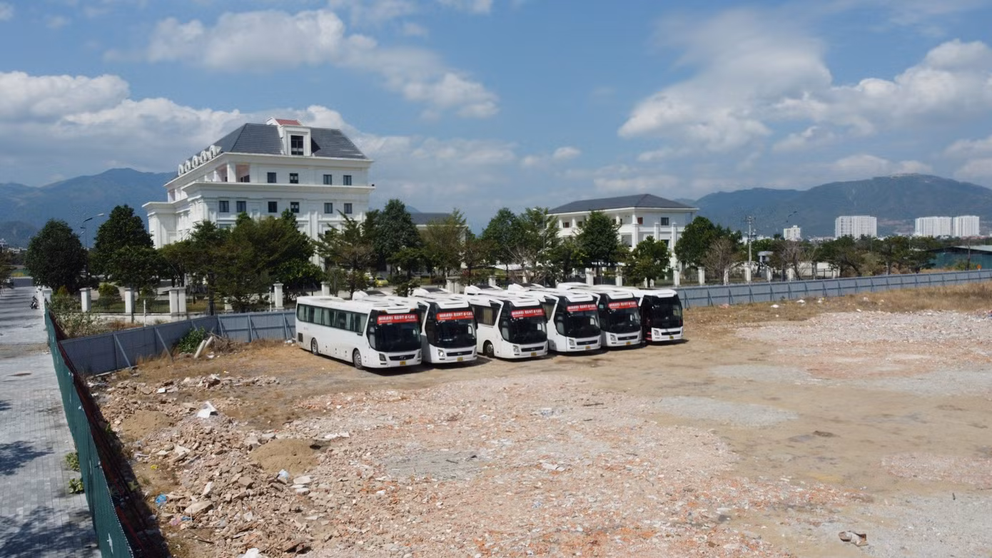 Hiện các bãi giữ xe trái phép trên đất Sân bay Nha Trang cũ đã dừng hoạt động. Ảnh: L.H. Hiện các bãi giữ xe trái phép trên đất Sân bay Nha Trang cũ đã dừng hoạt động. Ảnh: L.H.