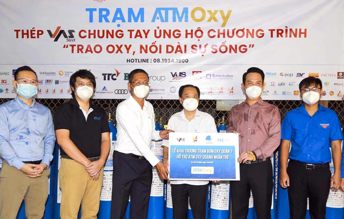Anh Đặng Hồng Anh, Phó Chủ tịch Hội LHTN Việt Nam, Chủ tịch Hội Doanh nhân trẻ Việt Nam và các doanh nhân trẻ tại lễ khai trương trạm bơm oxy.