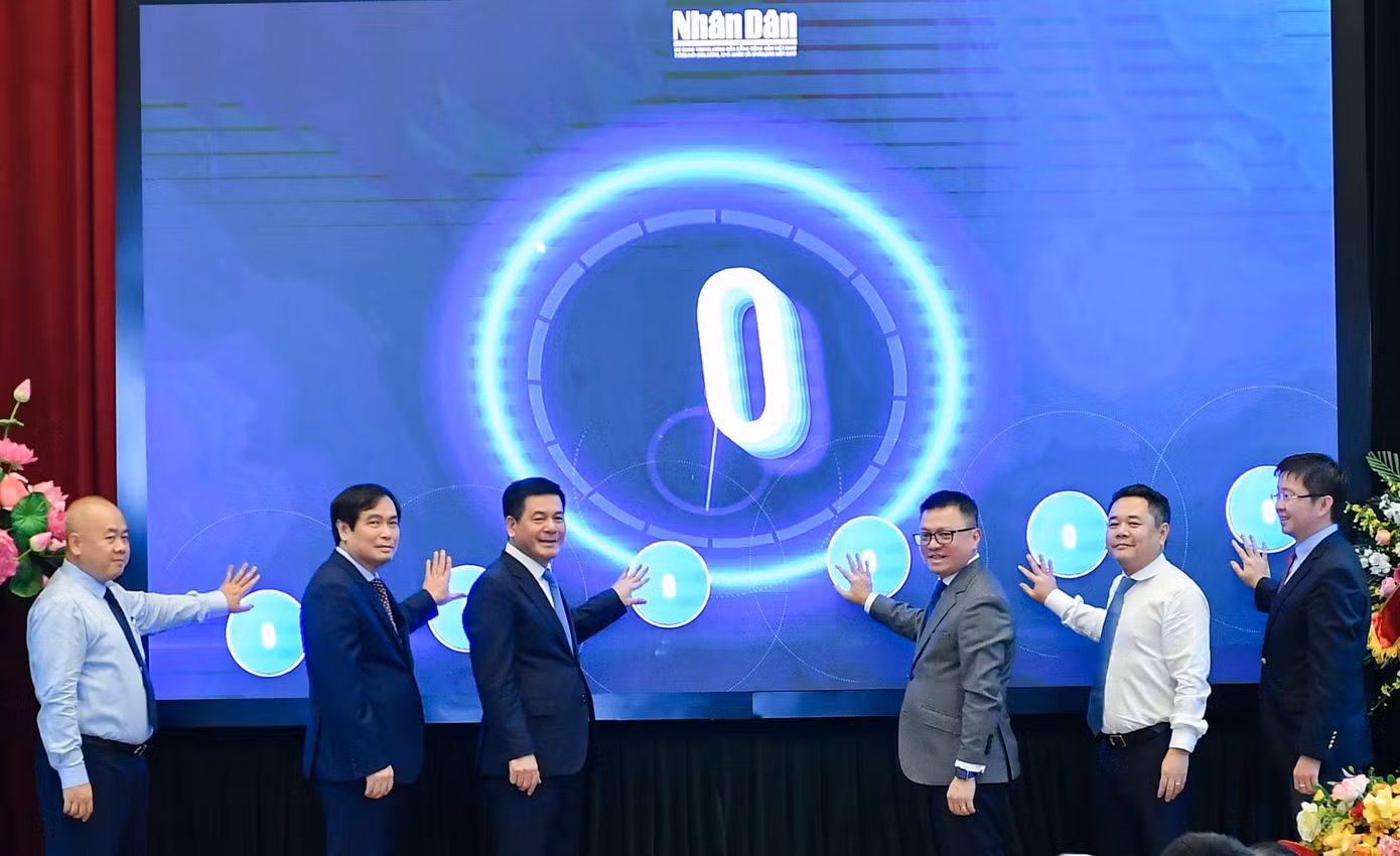 Các đại biểu thực hiện nghi thức khai trương chuyên trang Thương hiệu quốc gia Việt Nam.