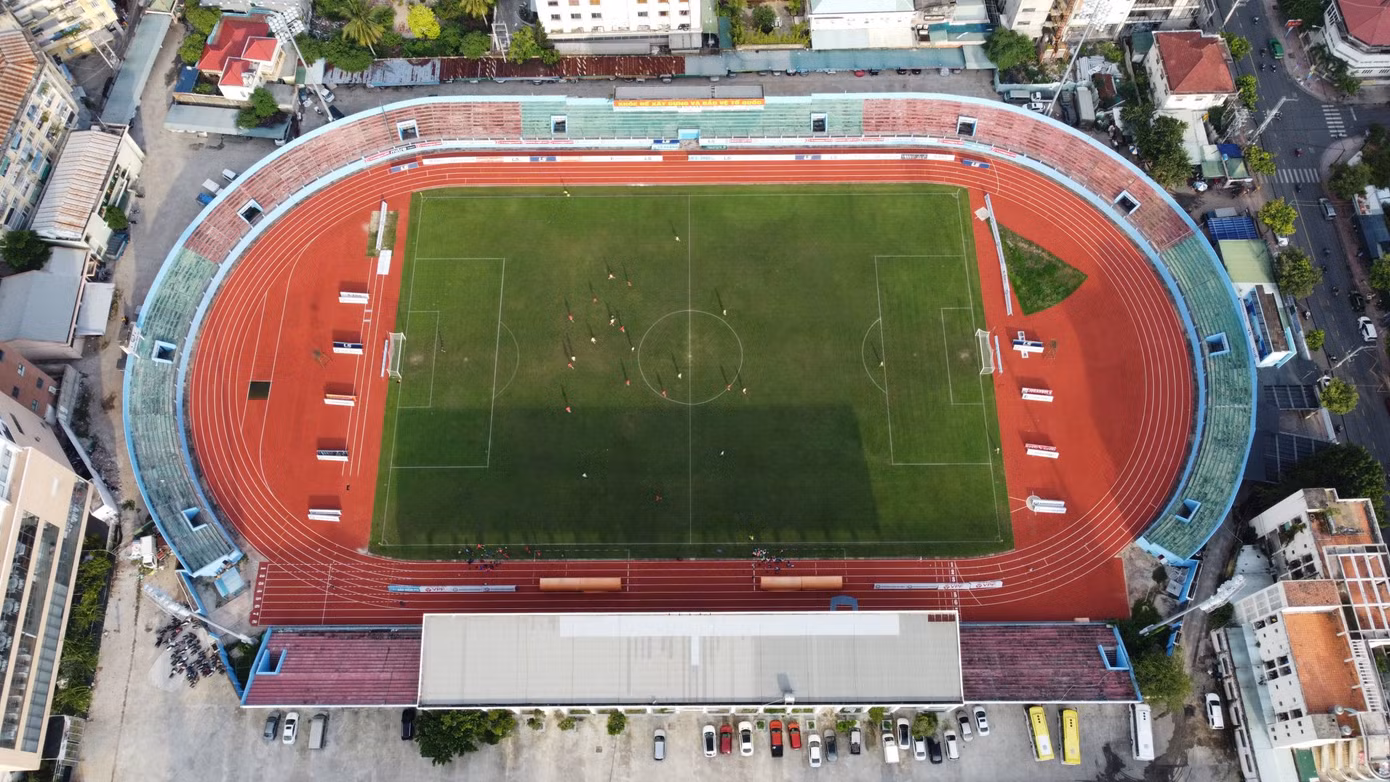 Sân vận động 19/8 Nha Trang mở cửa miễn phí trận mở màn V-League 1. Ảnh X.H.