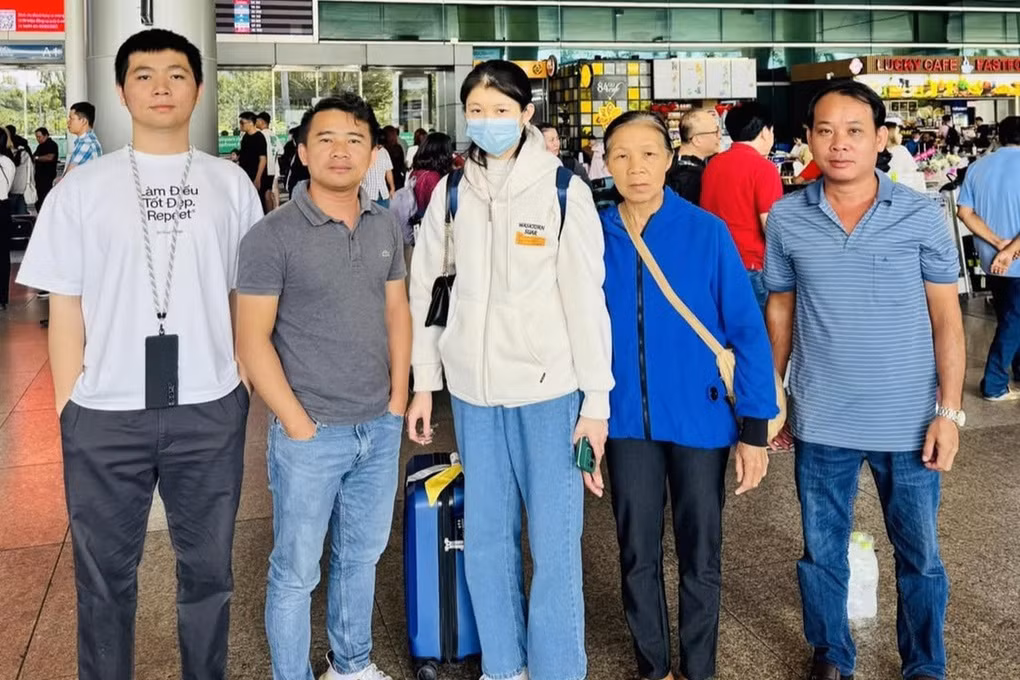 Hằng được người thân đón ở sân bay Tân Sơn Nhất sáng 9/2. (Ảnh: Gia đình cung cấp)