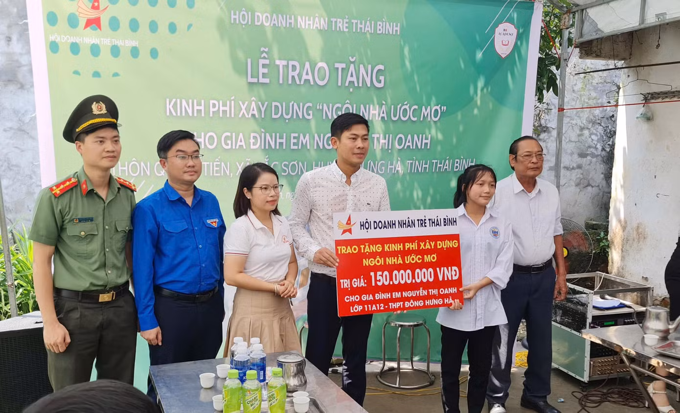 Hội Doanh nhân trẻ tỉnh Thái Bình trao tặng 1 công trình “Ngôi nhà tình nghĩa” tại chương trình.