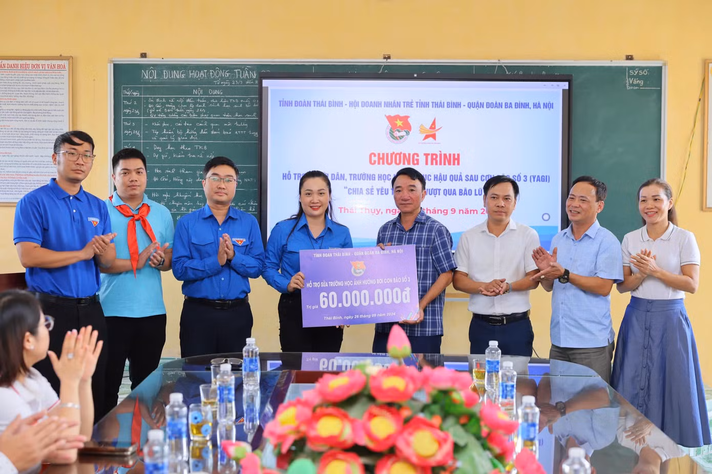 Quận Đoàn Ba Đình trao tặng kinh phí hỗ trợ xây, sửa chữa trường học, nhà ở cho các em học sinh bị thiệt hại bởi cơn bão số 3.