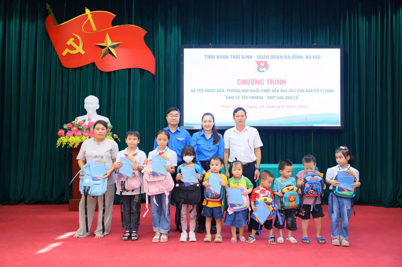 Các đồng chí lãnh đạo trao học bổng, tặng quà cho các em học sinh tại chương trình.