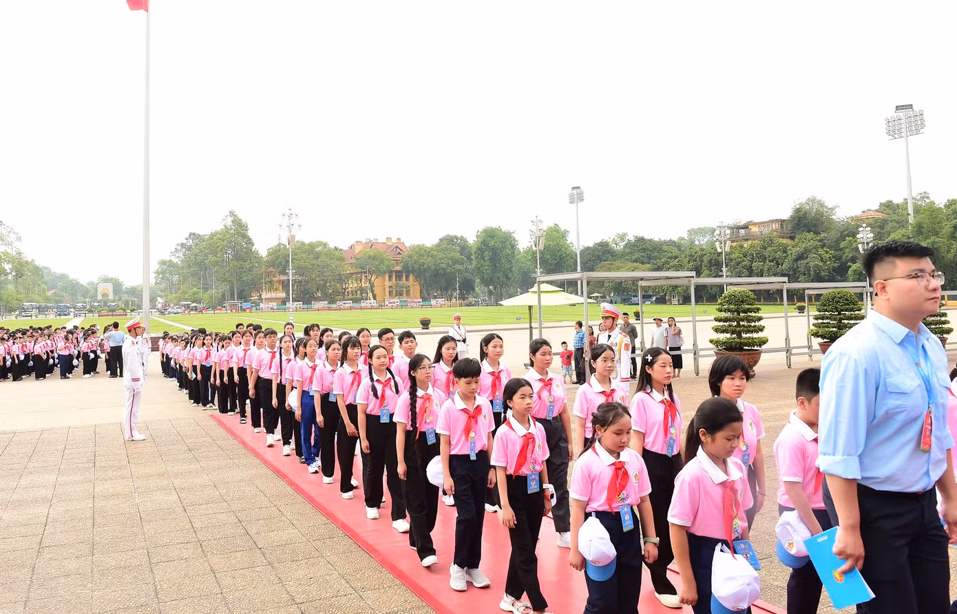500 đại biểu thiếu nhi vào Lăng viếng Bác.