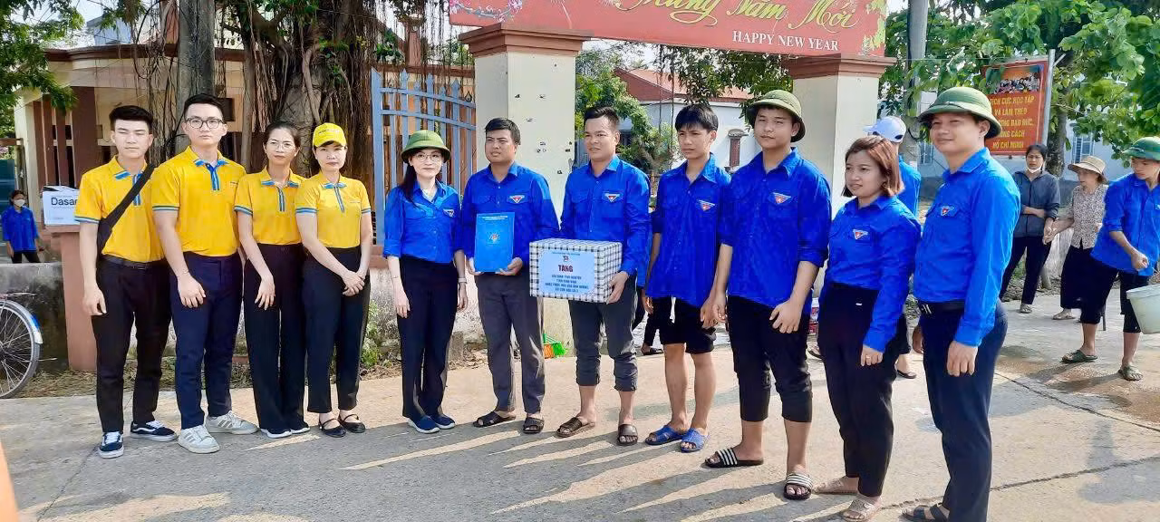Đoàn công tác tặng quà đội hình thanh niên tình nguyện tham gia hỗ trợ người dân bị ảnh hưởng bởi cơn bão số 3. Đoàn công tác tặng quà đội hình thanh niên tình nguyện tham gia hỗ trợ người dân bị ảnh hưởng bởi cơn bão số 3.