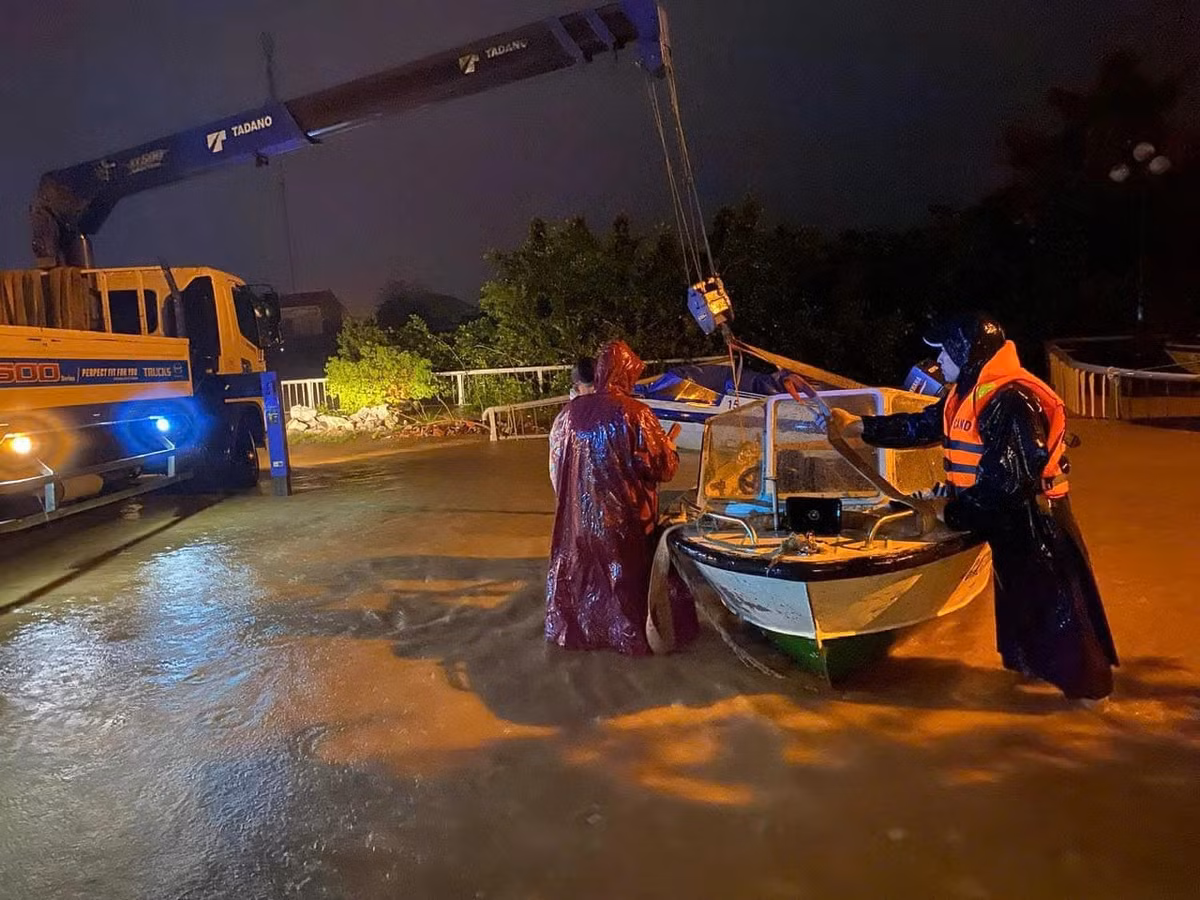 Công an huyện Lệ Thủy sẵn sàng phương tiện hỗ trợ, ứng cứu người dân ở nơi ngập lụt (Ảnh: Công an tỉnh Quảng Bình)