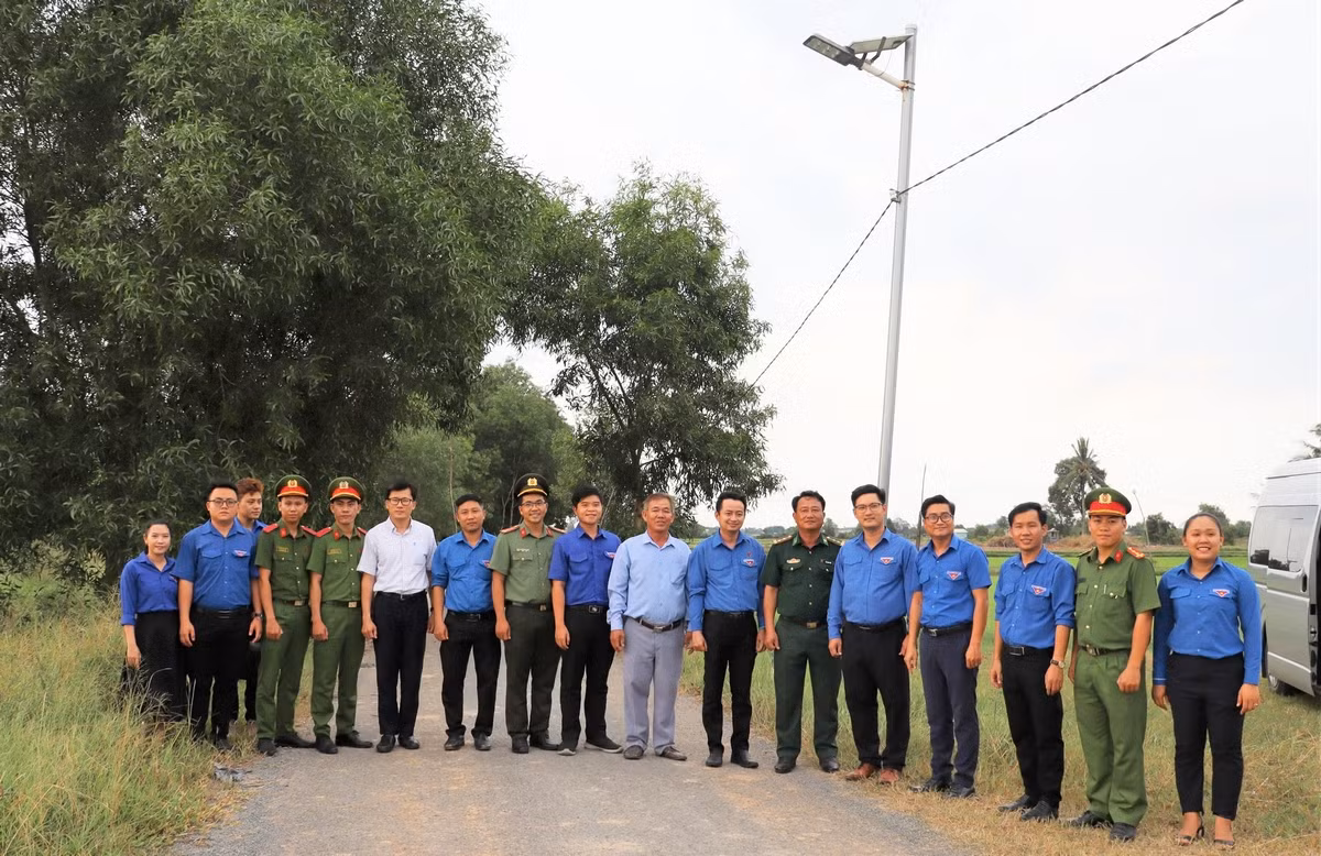 Trao công trình thắp sáng Đường biên cho đồn biên phòng.