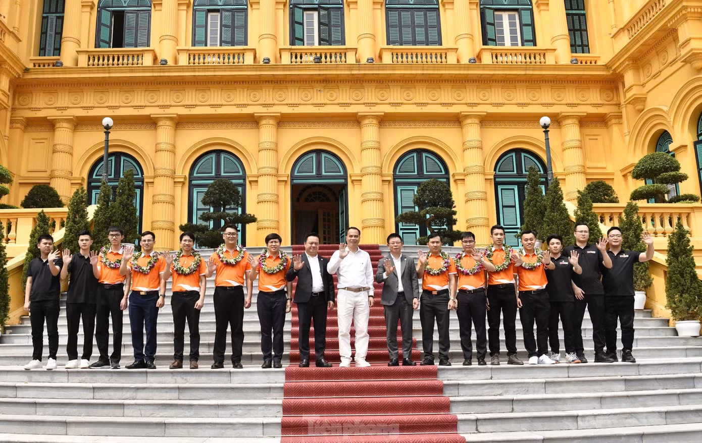 Đoàn đại biểu chụp ảnh lưu niệm tại Khu Di tích Chủ tịch Hồ Chí Minh và Phủ Chủ tịch.