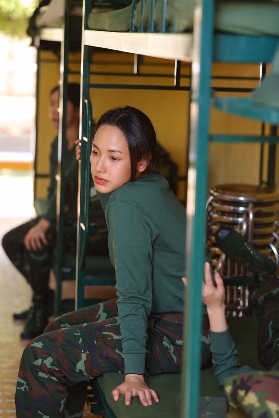 Sở hữu sống mũi cao, đôi mắt sâu, góc nghiêng của Cara Phương quả thực là "thần thánh".
