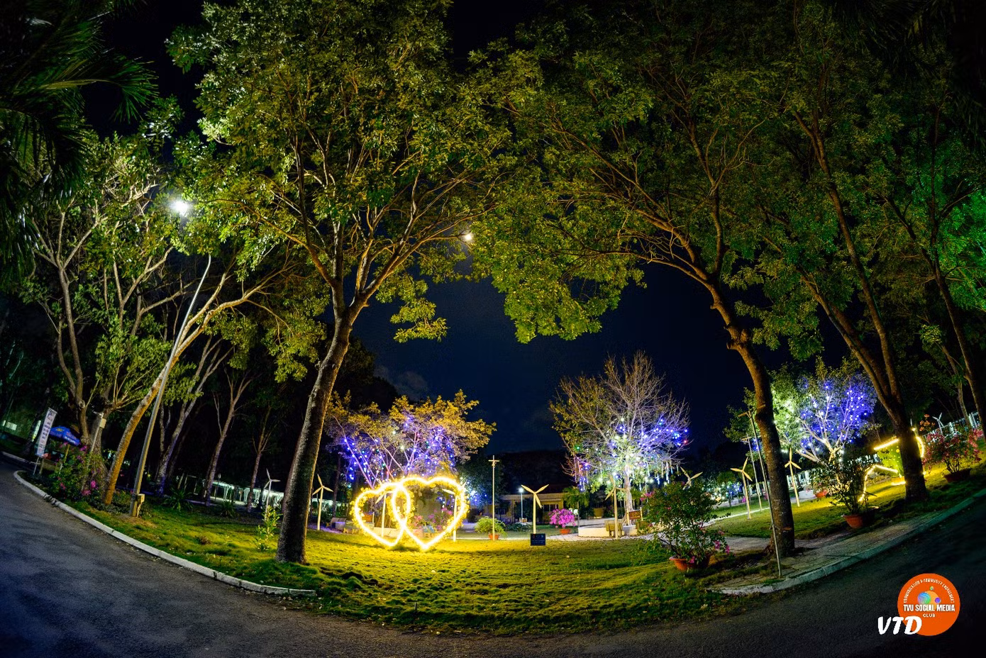 Đại học Trà Vinh về đêm.