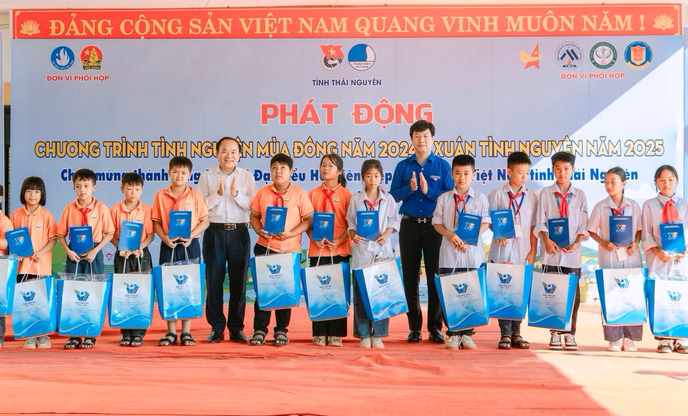 Đồng chí Lê Hải Long, Ủy viên Ban thường vụ, Trưởng Ban Công tác thiếu nhi Trung ương Đoàn, Phó Chủ tịch thường trực Hội đồng Đội Trung ương trao tặng quà cho các em học sinh.
