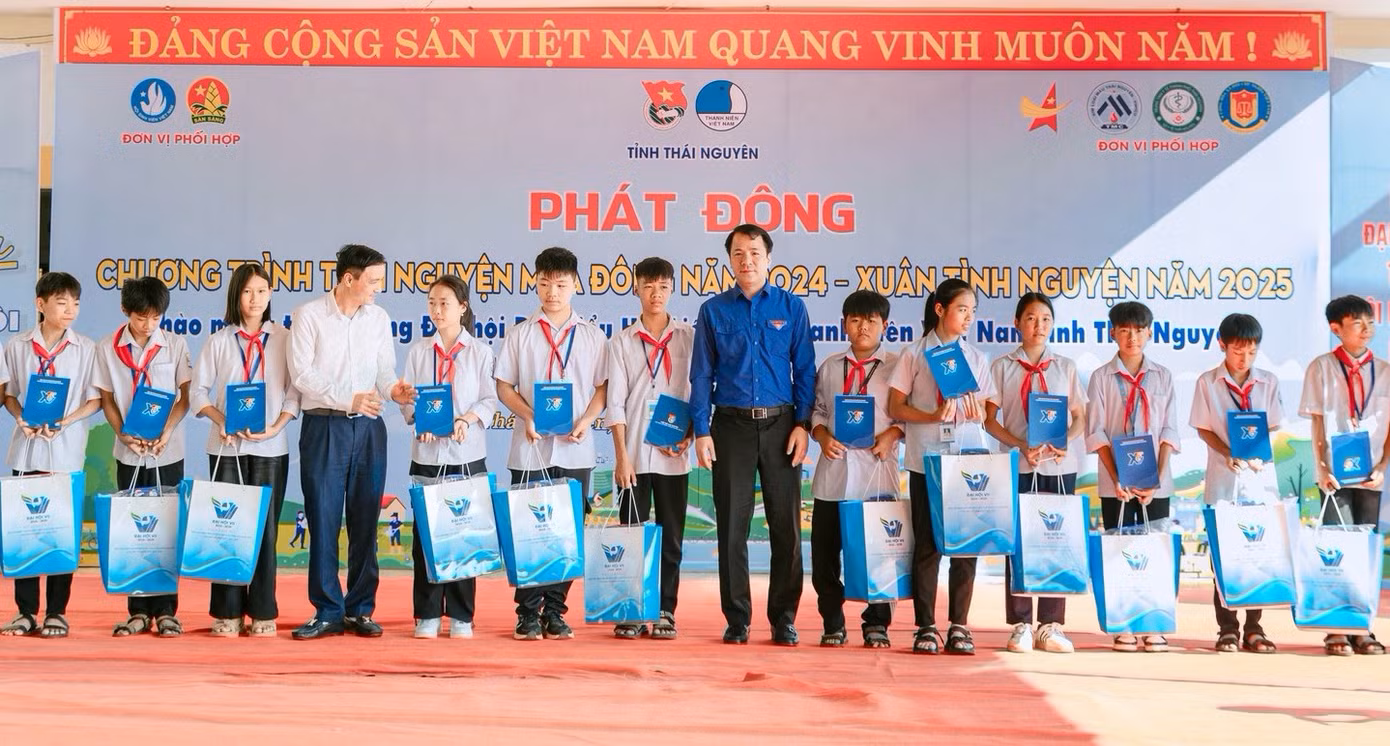Nhiều phần quà được trao tặng cho các em học sinh, đội viên tỉnh Thái Nguyên.