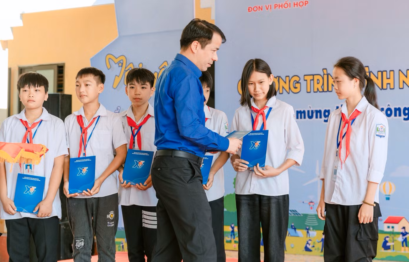 Đồng chí Ngô Văn Cương, Bí thư BCH Trung ương Đoàn, Chủ nhiệm Uỷ ban Kiểm tra Trung ương Đoàn trao tặng quà cho các em học sinh.