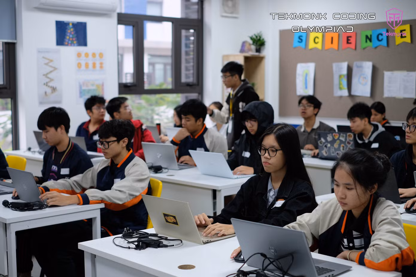 Mỗi phòng thi đều có cán bộ trông thi hướng dẫn các bạn cách đăng nhập, truy cập băng thông và xử lý những vấn đề phát sinh trước giờ thi.