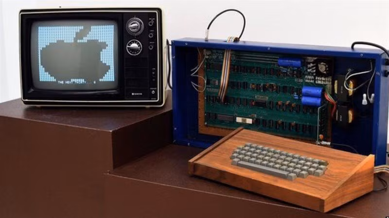 Trước đây đã có khá nhiều sản phẩm Apple được bán với mức giá khó tin. (Ảnh: BBC)