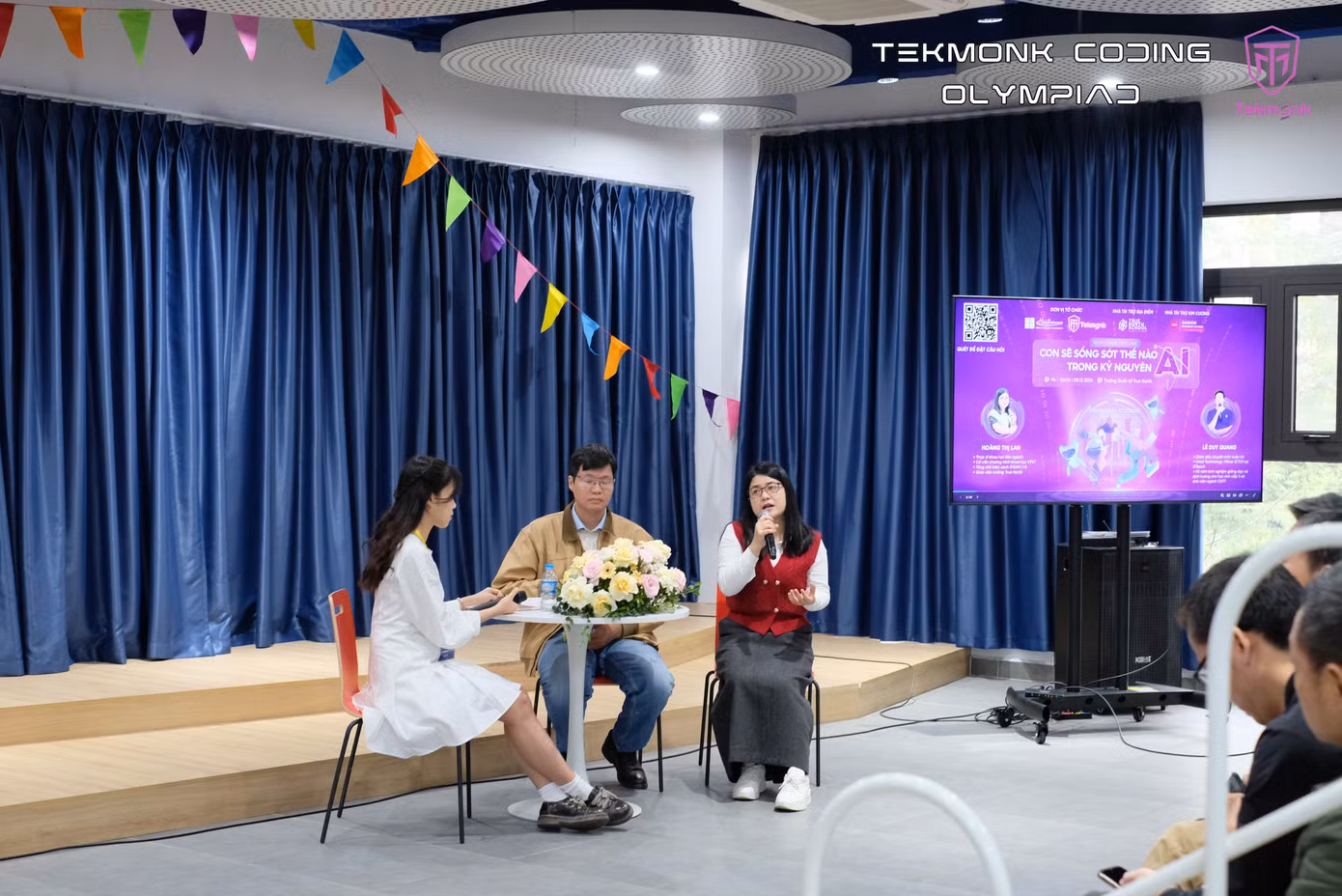 Workshop "Con sẽ sống sót thế nào trong kỷ nguyên AI" với sự tham gia của các bậc phụ huynh và hai thạc sĩ nhiều kinh nghiệm trong lĩnh vực STEM.