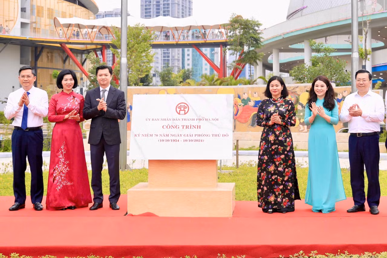 Các đồng chí lãnh đạo thực hiện nghi thức gắn biển công trình tại lễ khánh thành.
