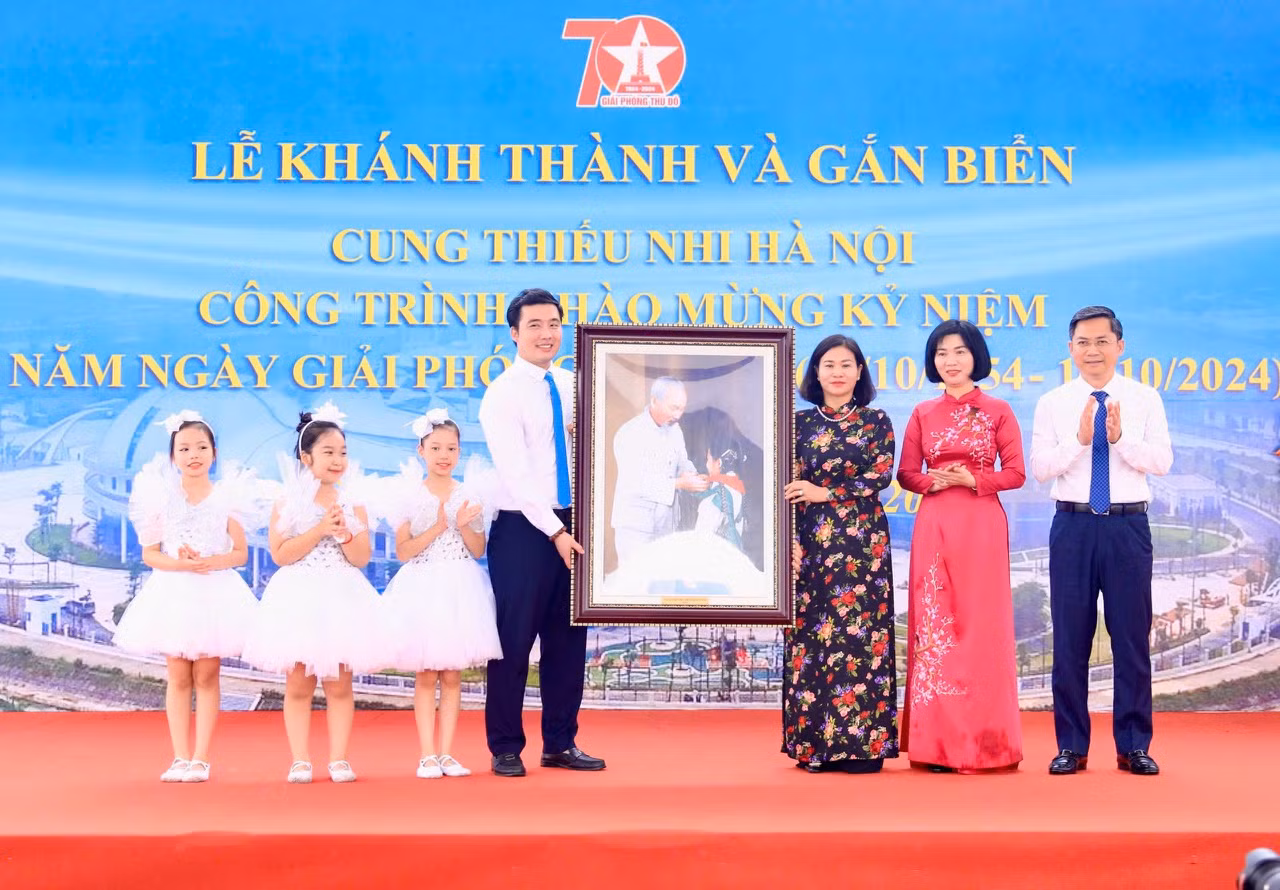 Tại buổi lễ, lãnh đạo thành phố Hà Nội đã trao tặng Cung Thiếu nhi và thiếu nhi Thủ đô bức tranh Bác Hồ với thiếu nhi.