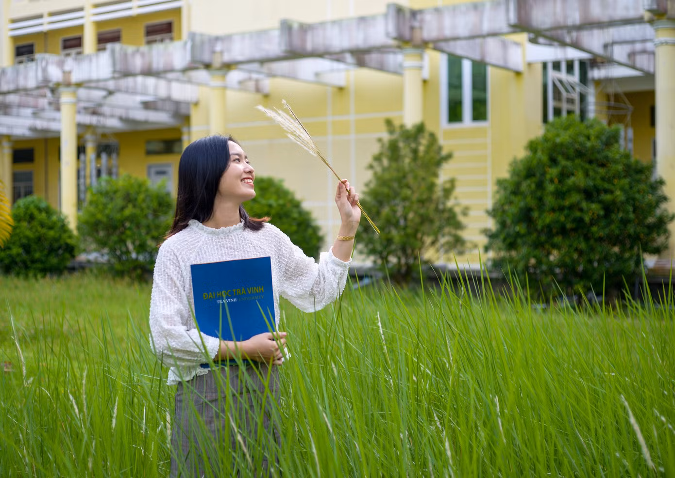 Khuôn viên xanh lý tưởng của trường là nơi sinh viên tha hồ check-in.