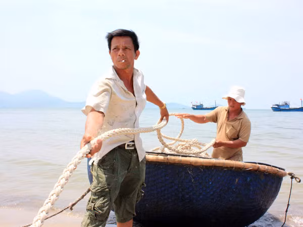 Thuyền trưởng Lê Văn Chiến chuẩn bị ra Hoàng Sa. Ảnh: Nam Cường. Thuyền trưởng Lê Văn Chiến chuẩn bị ra Hoàng Sa