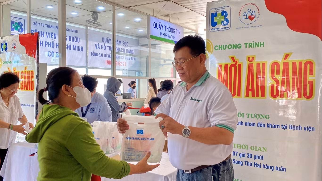 Đại diện Nutifood trao phần ăn sáng cho bà con