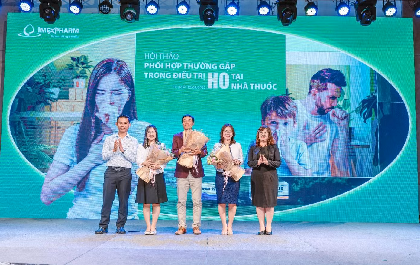 Lãnh đạo Imepxharm chụp hình lưu niệm với các chuyên gia y tế tại hội thảo chuyên đề “Phối hợp thường gặp trong điều trị ho tại nhà thuốc”. Ảnh: Imexpharm