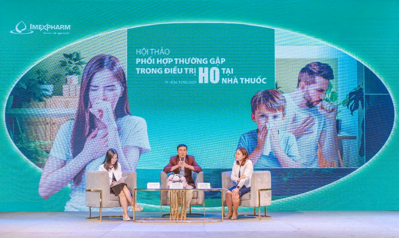 PGS. TS. DS. Bùi Thị Hương Quỳnh (trái), DS. CK1. Huỳnh Ngọc Dương (giữa), và DS. Lâm Thị Ngọc Dung, chia sẻ tại hội thảo “Phối hợp thường gặp trong điều trị ho tại nhà thuốc”. Ảnh: Imexpharm