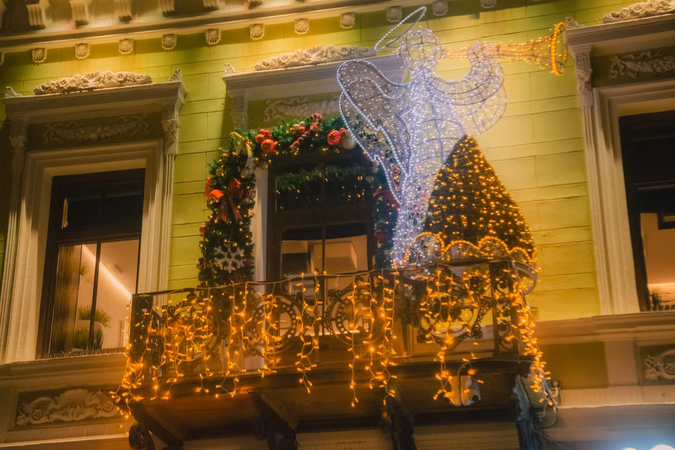 Trang trí đón Noel trên mỗi ban công. Ảnh: Kinh Quốc.