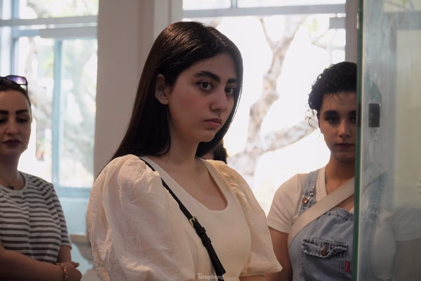 Yasna, du khách đến từ Iran chia sẻ rất ấn tượng với những hiện vật trong bảo tàng và ngưỡng mộ vì đã khai quật, lưu trữ được những cổ vật ngàn năm tuổi. Ảnh: Thanh Hiền.