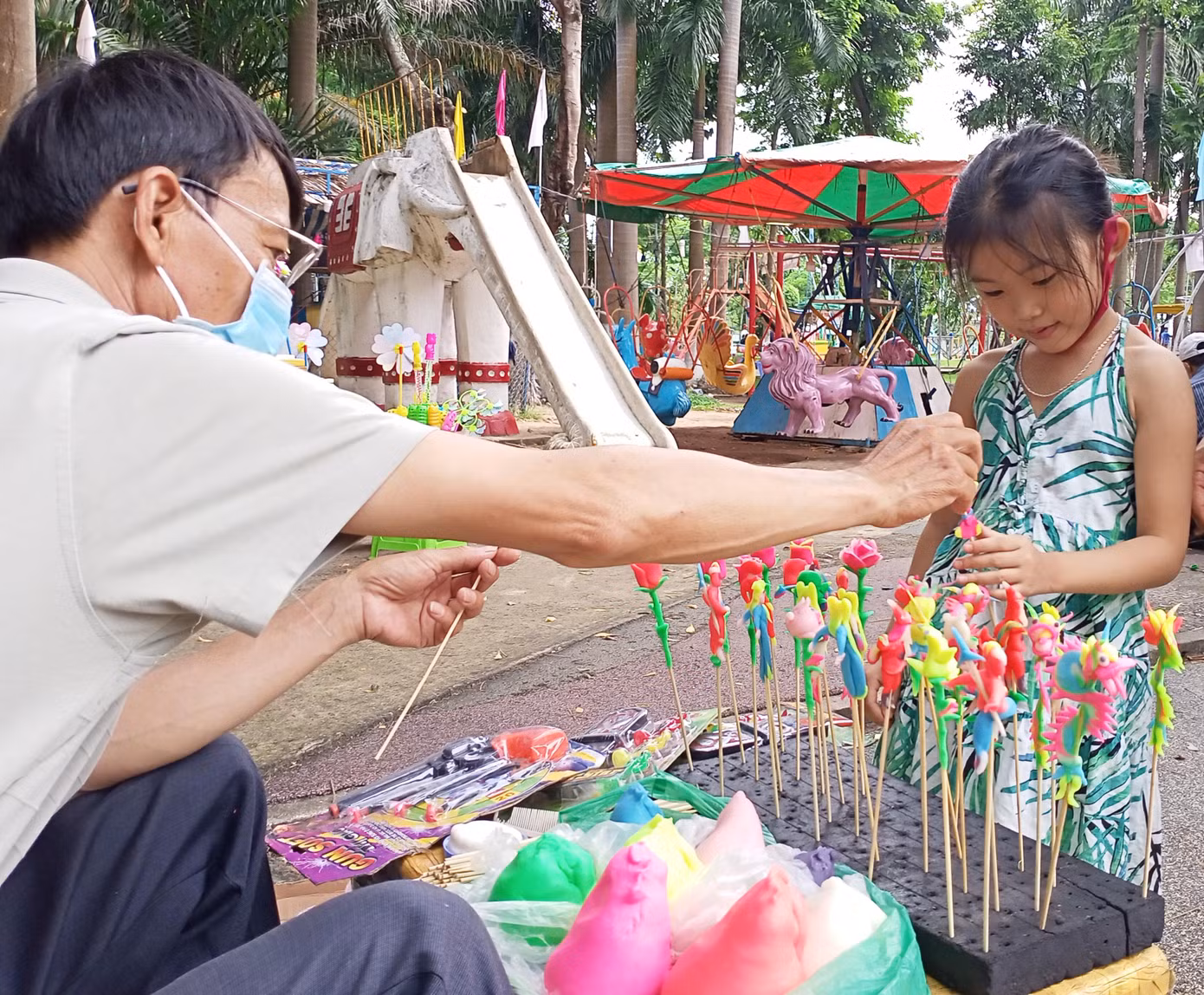 “Mỗi ngày được nhìn thấy nụ cười của đám trẻ tôi vui và hạnh phúc lắm. Đó cũng là một trong những lí do mà tôi còn bám trụ lại với nghề”, ông Kính chia sẻ