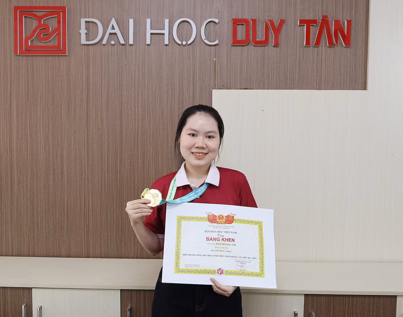 Sinh viên Đàm Phương Anh đã giành giải Nhất cùng Huy chương Vàng danh giá