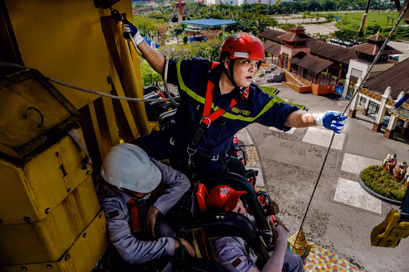 Thượng úy Nguyễn Thanh Thái đang thực hiện tình huống giả định cứu người ở độ cao 30m. Ảnh: Trương Trung