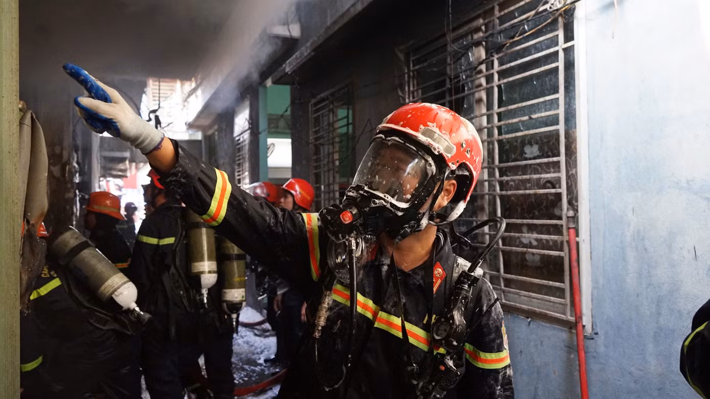 Thiếu tá Nguyễn Huy Linh là người luôn tiên phong trong công tác huấn luyện và chiến đấu. “Chúng tôi luôn nghiên cứu đổi mới nội dung, phương pháp, biện pháp huấn luyện; tăng cường và nâng cao hơn nữa trình độ kỹ, chiến thuật chữa cháy, khả năng phối hợp tác chiến và sử dụng thành thạo các phương tiện, dụng cụ chữa cháy và cứu nạn; ưu tiên thời gian huấn luyện chiến thuật đối với tình huống cháy lớn, phức tạp ở các loại địa hình; đảm bảo an toàn cho CBCS...”, Thiếu tá Nguyễn Huy Linh cho biết. Ảnh: Trung Trương