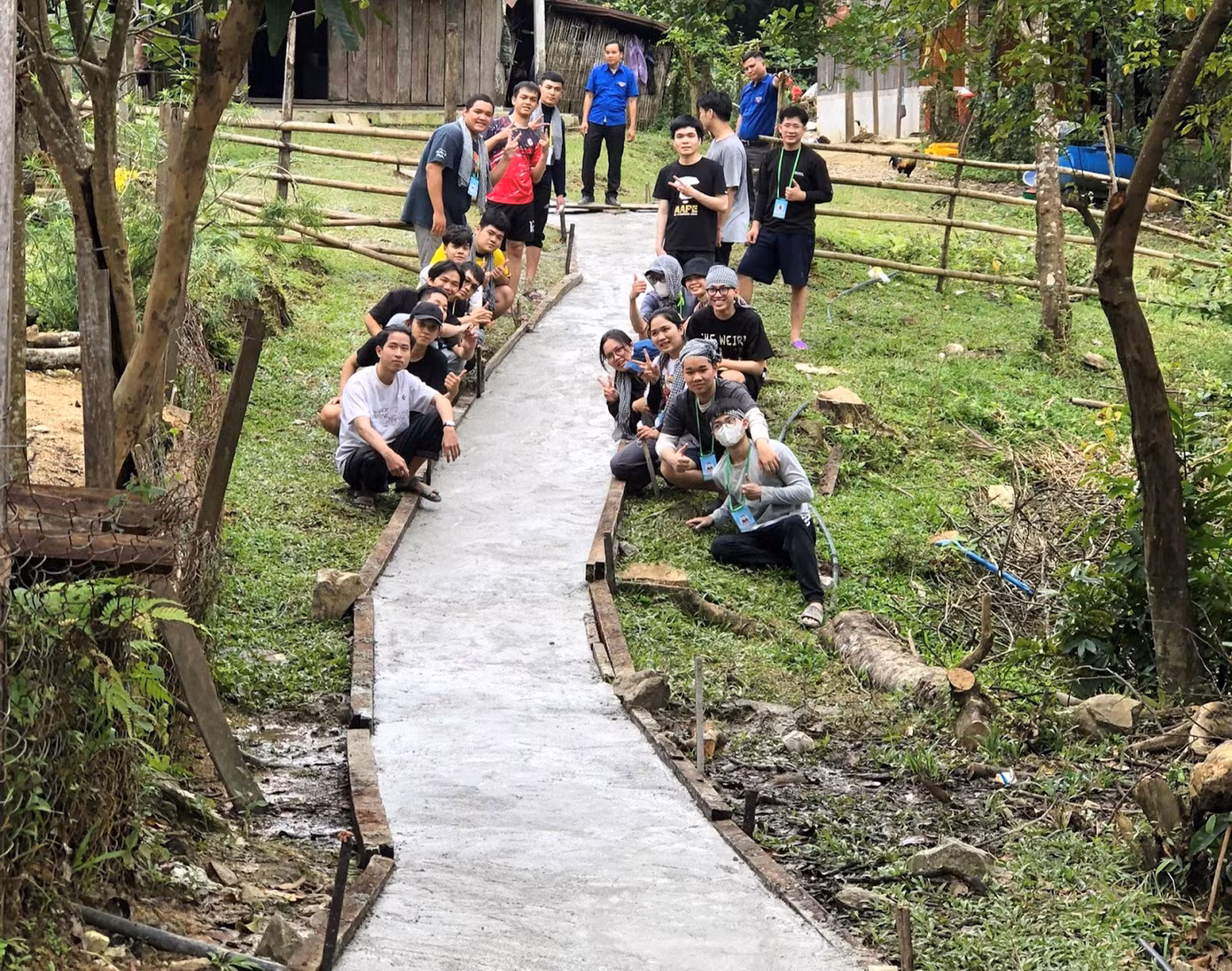 CLB đã phối hợp cùng địa phương bê tông hóa được một đoạn đường dài 50m