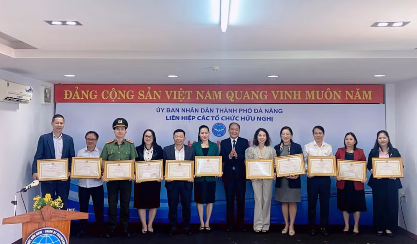 Khen thưởng các tập thể, cá nhân đã có thành tích xuất sắc trong hoạt động đối ngoại nhân dân.