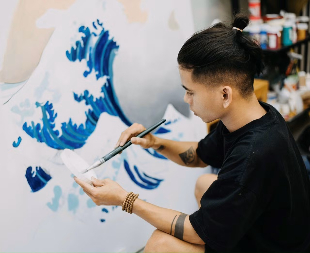 Chăm chút từng nét vẽ. Ảnh: NVCC.