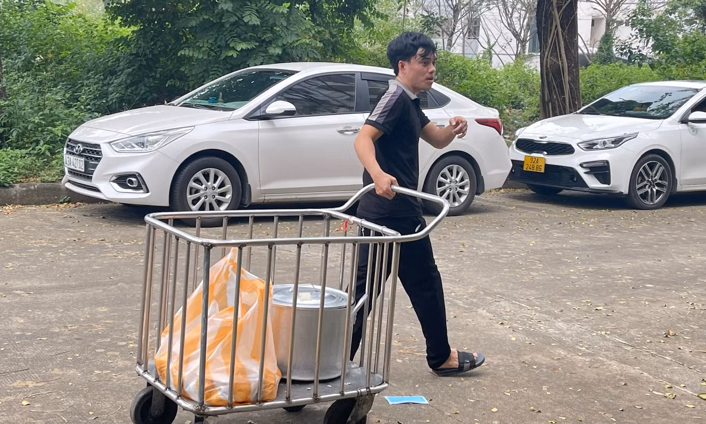 Tháng 7/2023, một lần “hữu duyên”, Toàn tự tay làm những ổ bánh mì chả Huế mà mình kinh doanh để mang tặng bệnh nhân tại bệnh viện. Chứng kiến sự khó nhọc của các bệnh nhân, người nhà họ khi thường xuyên ăn một món, đã khiến chàng trai sinh năm 1997 mạnh dạn nhận nấu các bữa ăn ngon miệng, thay đổi theo từng ngày như phở, cơm, bún,… để đem lại tinh thần vui vẻ, thoải mái giúp bệnh nhân người nhà vượt qua các đợt điều trị.